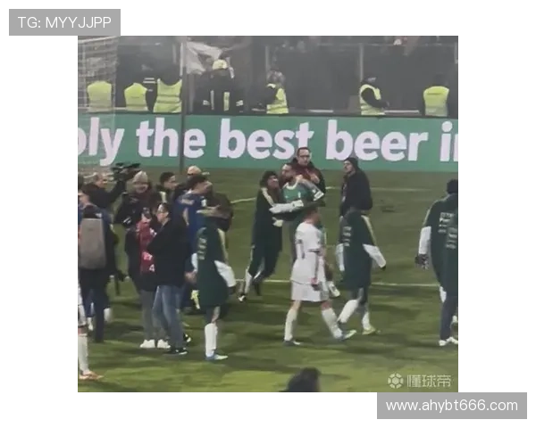 多纳鲁马撕小抄行为引争议 多纳鲁马撕小抄行为引争议